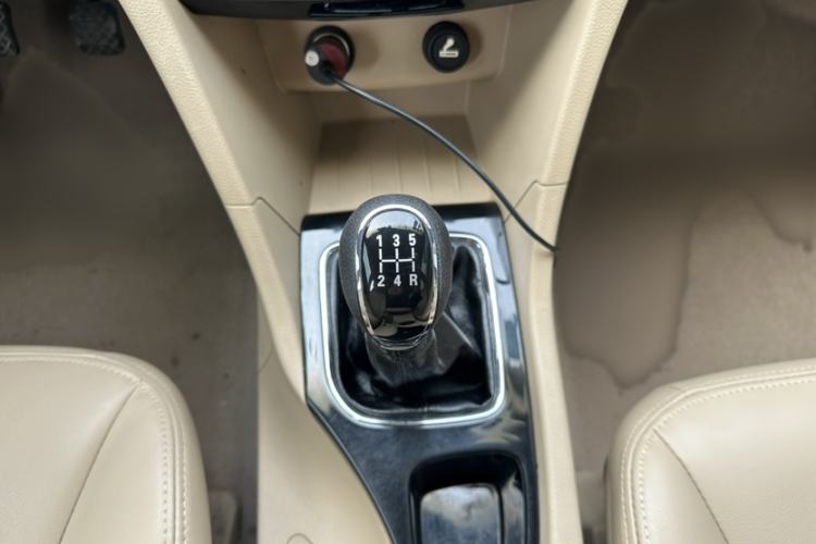 Used Baojun 730 2016 1.5L Manual Comfort Version 7 Seats China V Emission Standard Gear Lever