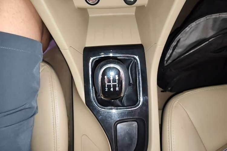 Used Baojun 730 2016 1.5L Manual Comfort Version 7 Seats China V Emission Standard Gear Lever