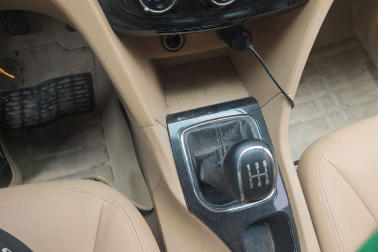 Used Baojun 730 2016 1.5L Manual Comfort Version 7 Seats China V Emission Standard Gear Lever