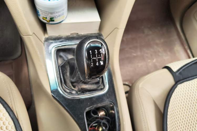 Used Baojun 730 2016 1.5L Manual Standard Version 7 Seats Gear Lever