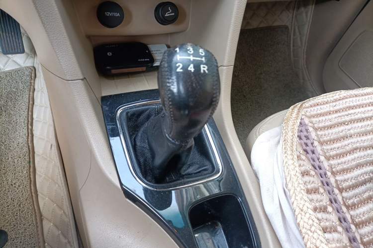 Used Baojun 730 2016 1.5L Manual Luxury Edition 7 Seats Gear Lever