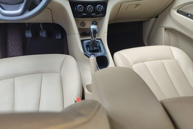 Used Baojun 730 2016 1.5L Manual Comfort Version 7 Seats China V Emission Standard Gear Lever