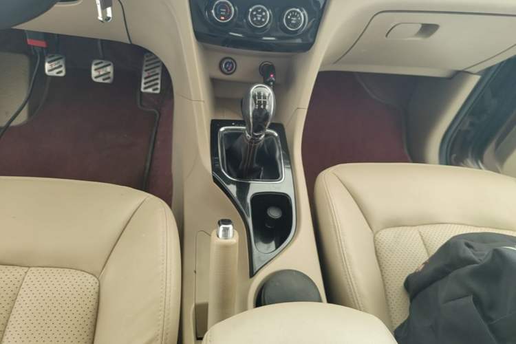 Used Baojun 730 2016 1.5L Manual Comfort Version 7 Seats China V Emission Standard Gear Lever