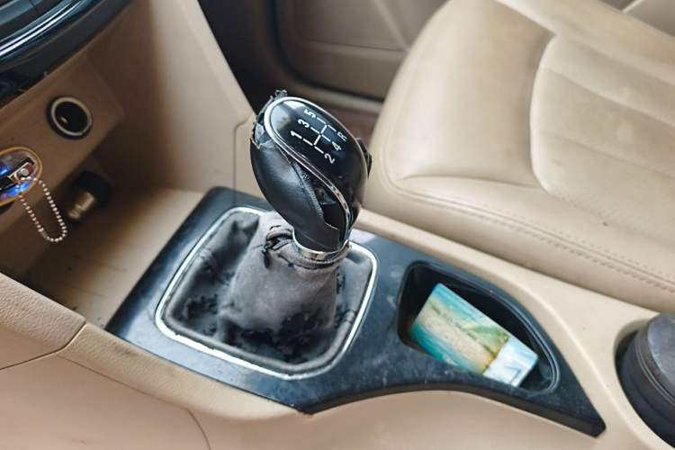 Used Baojun 730 2016 1.5L Manual Luxury Edition 7 Seats Gear Lever