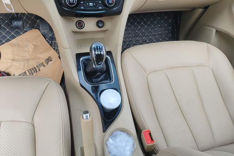 Used Baojun 730 2016 1.5L Manual Luxury Edition 7 Seats Gear Lever