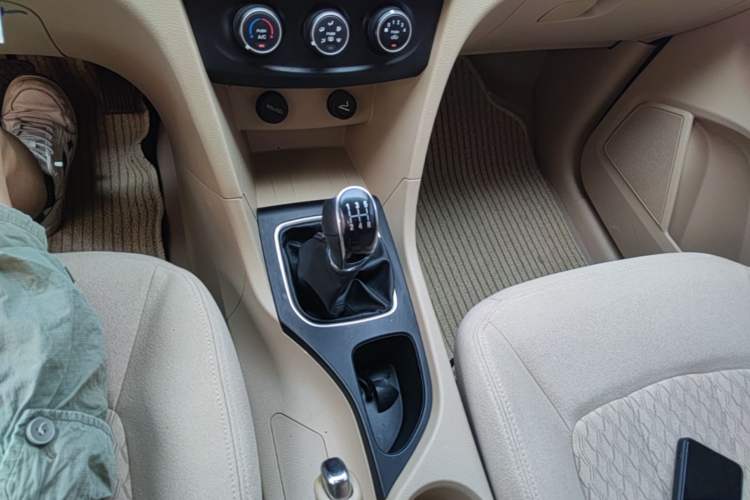 Used Baojun 730 2016 Revised 1.5L Manual Standard Version 7 Seats China V Emission Standard Gear Lever