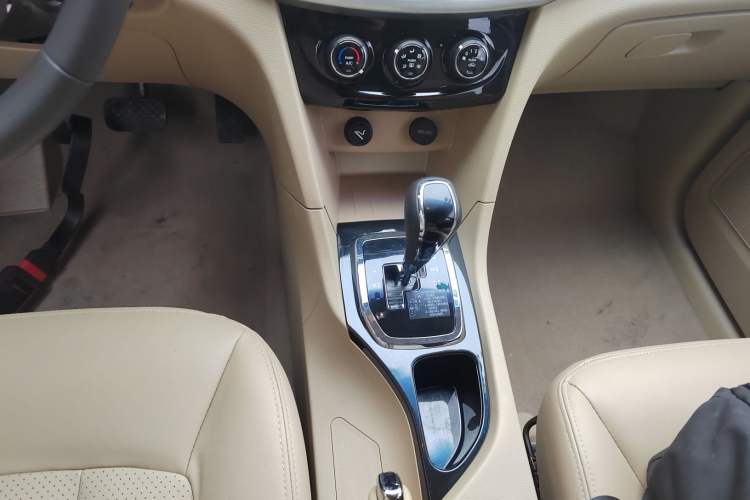 Used Baojun 730 2016 1.8L iAMT Comfort Version 7 Seats Gear Lever