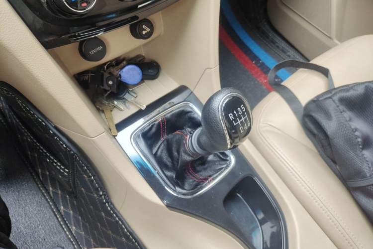 Used Baojun 730 2016 1.5T Manual Comfort Version 7 Seats Gear Lever