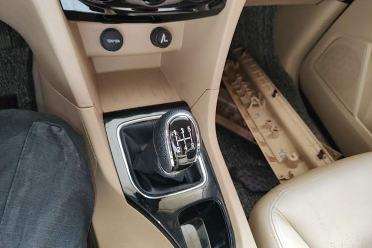 Used Baojun 730 2016 1.8L Manual Comfort Version 7 Seats Gear Lever