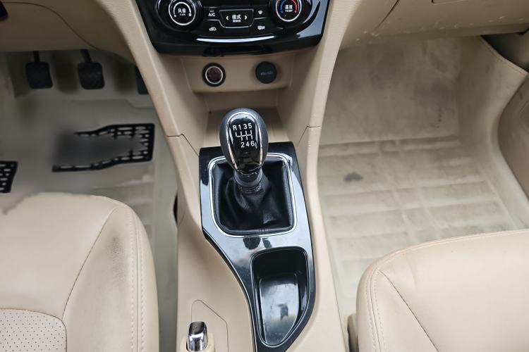 Used Baojun 730 2016 1.5T Manual Luxury Edition 7 Seats Gear Lever