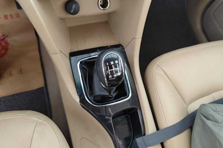 Used Baojun 730 2016 1.5L Manual Comfort Version 7 Seats China V Emission Standard Gear Lever