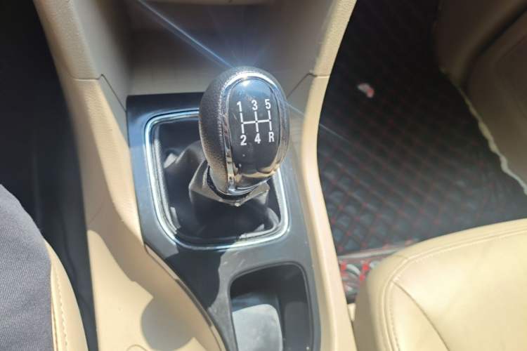 Used Baojun 730 2016 1.5L Manual Comfort Version 7 Seats China V Emission Standard Gear Lever
