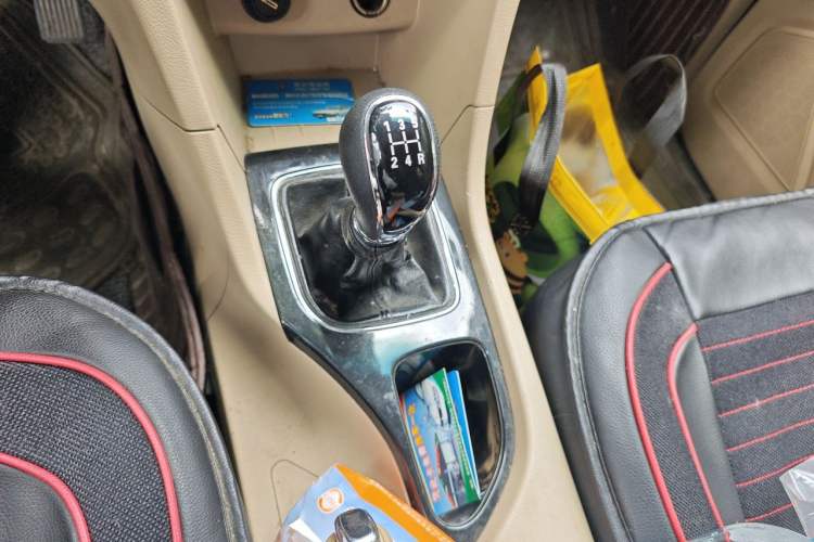 Used Baojun 730 2016 1.5L Manual Comfort Version 7 Seats China V Emission Standard Gear Lever