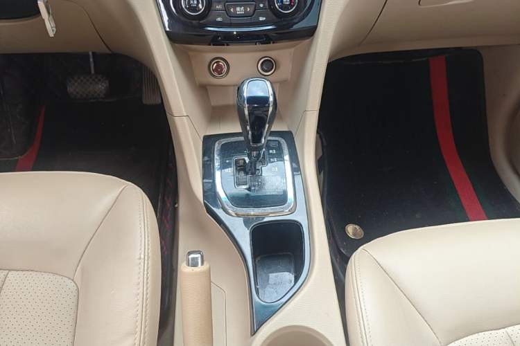 Used Baojun 730 2016 1.8L iAMT Luxury Model 7 Seats Gear Lever