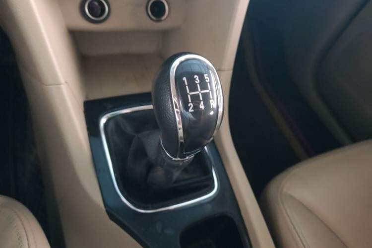 Used Baojun 730 2016 1.5L Manual Comfort Version 7 Seats China V Emission Standard Gear Lever