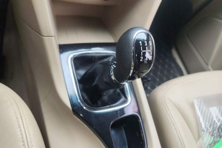 Used Baojun 730 2016 1.5L Manual Comfort Version 7 Seats China V Emission Standard Gear Lever