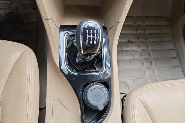 Used Baojun 730 2016 1.5L Manual Comfort Version 7 Seats China V Emission Standard Gear Lever