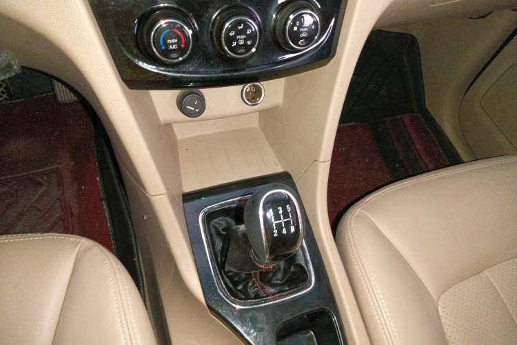 Used Baojun 730 2016 1.5L Manual Comfort Version 7 Seats China V Emission Standard Gear Lever