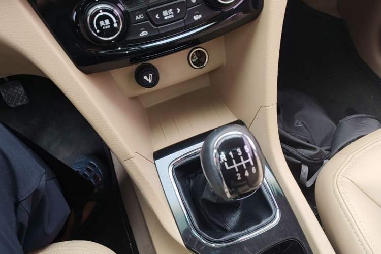 Used Baojun 730 2016 1.5T Manual Luxury Edition 7 Seats Gear Lever