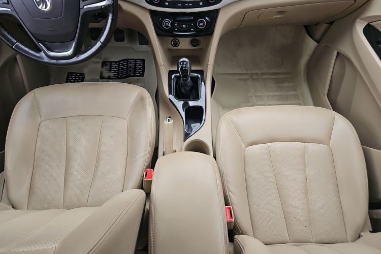 Used Baojun 730 2016 1.5T Manual Luxury Edition 7 Seats Interior 2