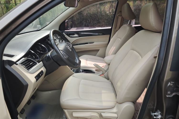 Used Baojun 730 2016 1.5L Manual Luxury Edition 7 Seats Interior 2