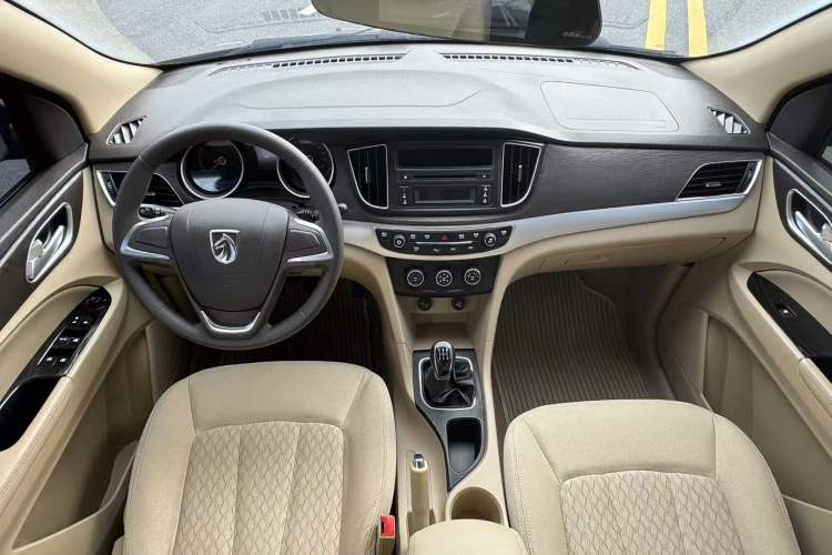 Used Baojun 730 2016 Revised 1.5L Manual Standard Version 7 Seats China V Emission Standard Interior 3