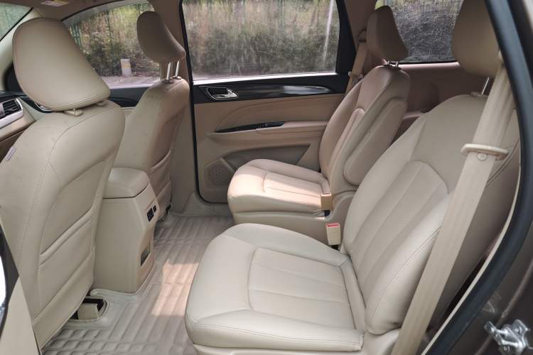 Used Baojun 730 2016 1.5L Manual Luxury Edition 7 Seats Interior 3