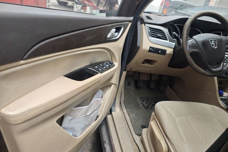 Used Baojun 730 2016 1.5L Manual Standard Version 7 Seats Interior 3