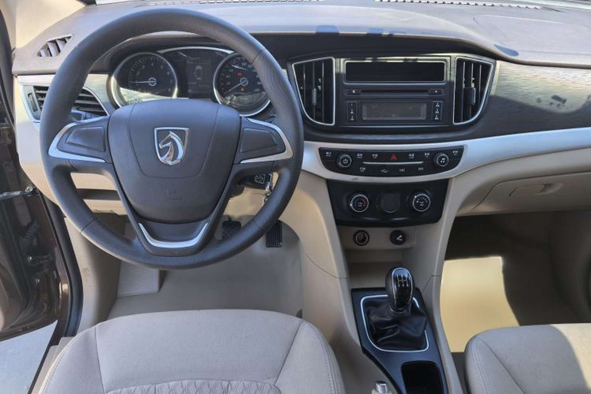 Used Baojun 730 2016 1.5L Manual Standard Version 7 Seats Interior 4