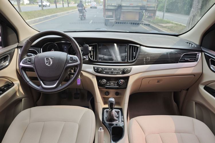 Used Baojun 730 2016 1.5L Manual Luxury Edition 7 Seats Interior 4