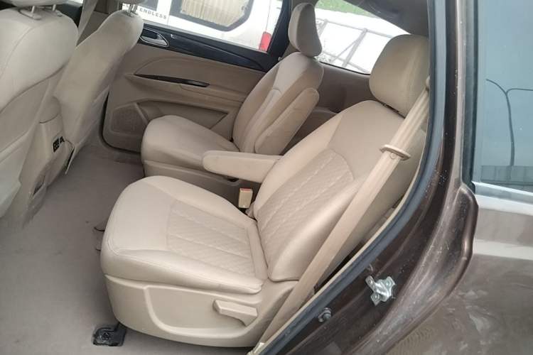 Used Baojun 730 2016 1.5T Manual Standard Version 7 Seats Left Rear Seat