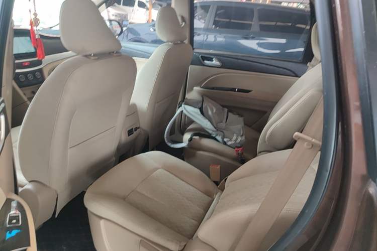 Used Baojun 730 2016 Revised 1.5L Manual Standard Version 7 Seats China V Emission Standard Left Rear Seat