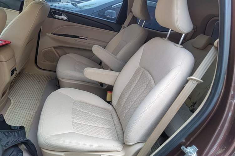 Used Baojun 730 2016 Revised 1.5L Manual Standard Version 7 Seats China V Emission Standard Left Rear Seat
