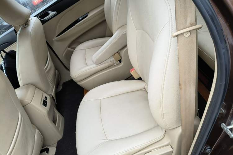Used Baojun 730 2016 Revised 1.5L Manual Standard Version 7 Seats China V Emission Standard Left Rear Seat
