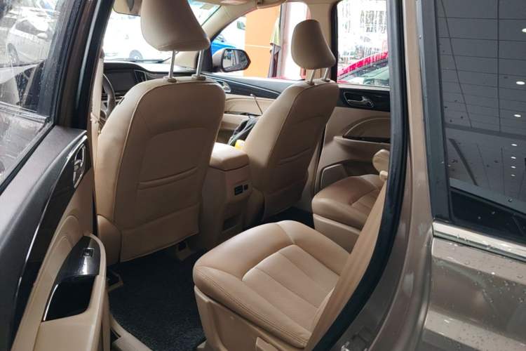 Used Baojun 730 2016 1.5L Manual Comfort Version 7 Seats China V Emission Standard Left Rear Seat