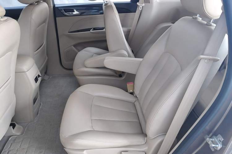 Used Baojun 730 2016 1.5T Manual Comfort Version 7 Seats Left Rear Seat