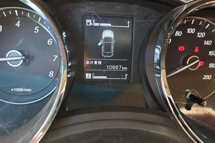 Used Baojun 730 2016 1.5L Manual Luxury Edition 7 Seats Odometer Close Up