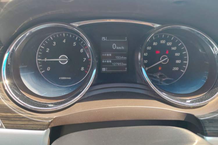 Used Baojun 730 2016 1.5T Manual Comfort Version 7 Seats Odometer Close Up
