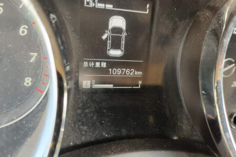 Used Baojun 730 2016 1.5T Manual Luxury Edition 7 Seats Odometer Close Up