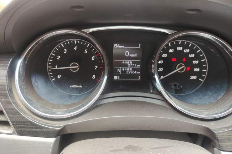 Used Baojun 730 2016 1.8L iAMT Luxury Model 7 Seats Odometer Close Up