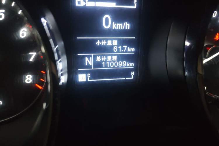 Used Baojun 730 2016 1.8L iAMT Luxury Model 7 Seats Odometer Close Up