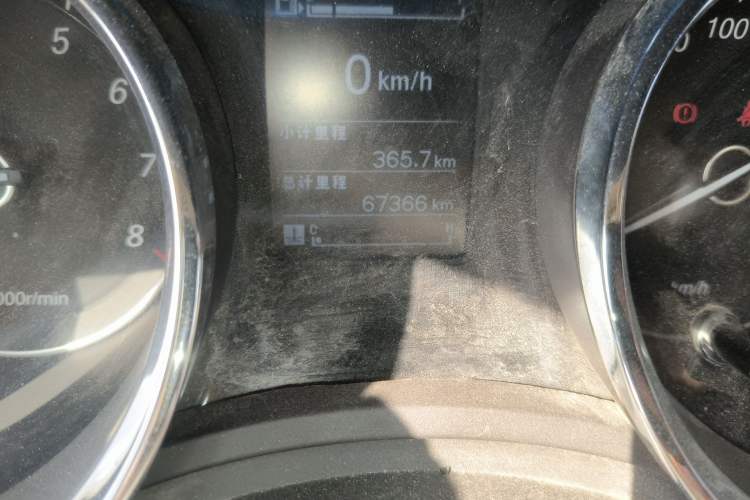 Used Baojun 730 2016 1.5L Manual Comfort Version 7 Seats China V Emission Standard Odometer Close Up