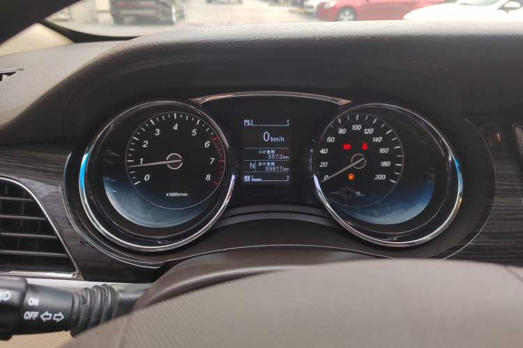 Used Baojun 730 2016 1.8L iAMT Comfort Version 7 Seats Odometer Close Up