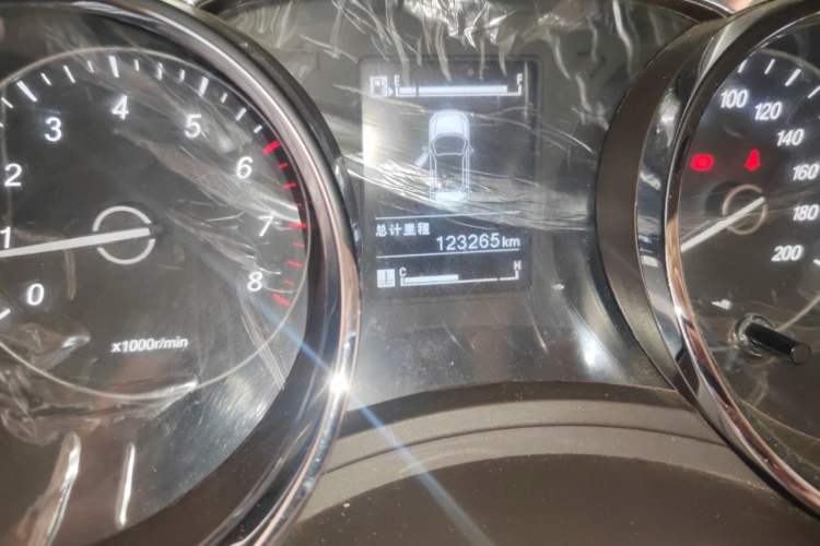 Used Baojun 730 2016 1.5T Manual Luxury Edition 7 Seats Odometer Close Up