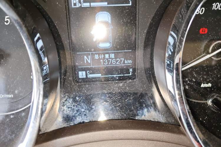Used Baojun 730 2016 1.8L iAMT Luxury Model 7 Seats Odometer Close Up