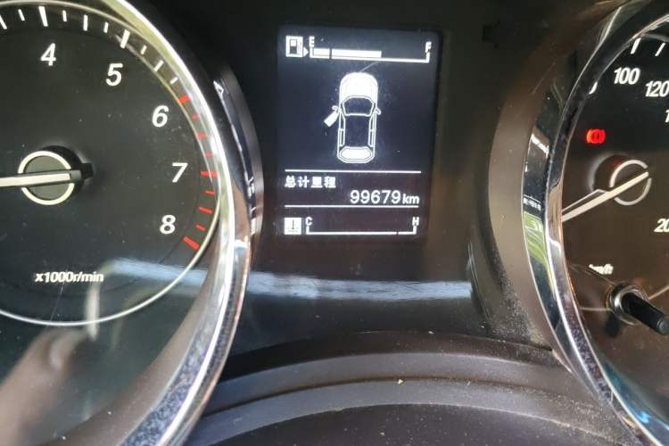 Used Baojun 730 2016 1.8L Manual Luxury Edition 7 Seats Odometer Close Up