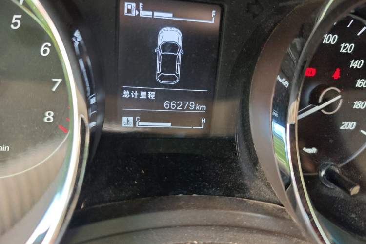 Used Baojun 730 2016 1.5L Manual Comfort Version 7 Seats China V Emission Standard Odometer Close Up