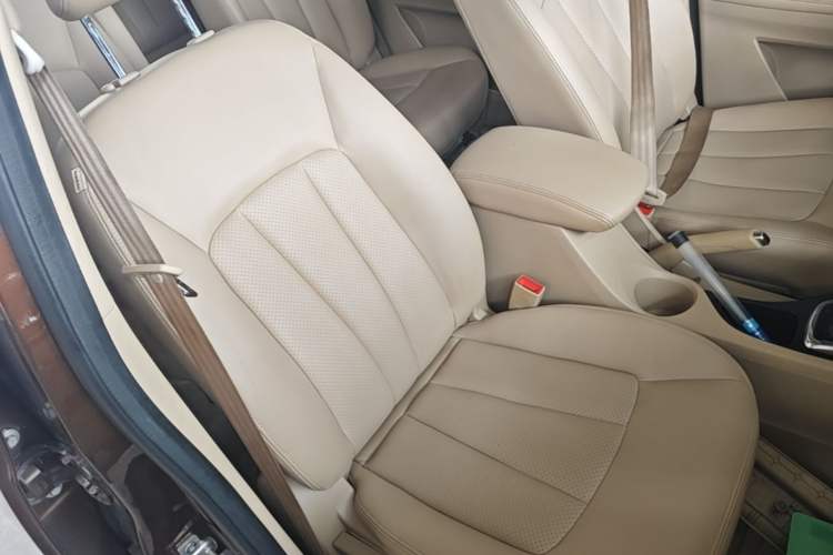 Used Baojun 730 2016 1.8L iAMT Luxury Model 7 Seats Right Front Seat