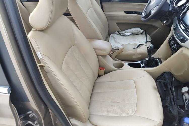 Used Baojun 730 2016 1.5T Manual Comfort Version 7 Seats Right Front Seat