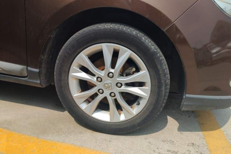 Used Baojun 730 2016 1.5T Manual Comfort Version 7 Seats Right Front Wheel Hub